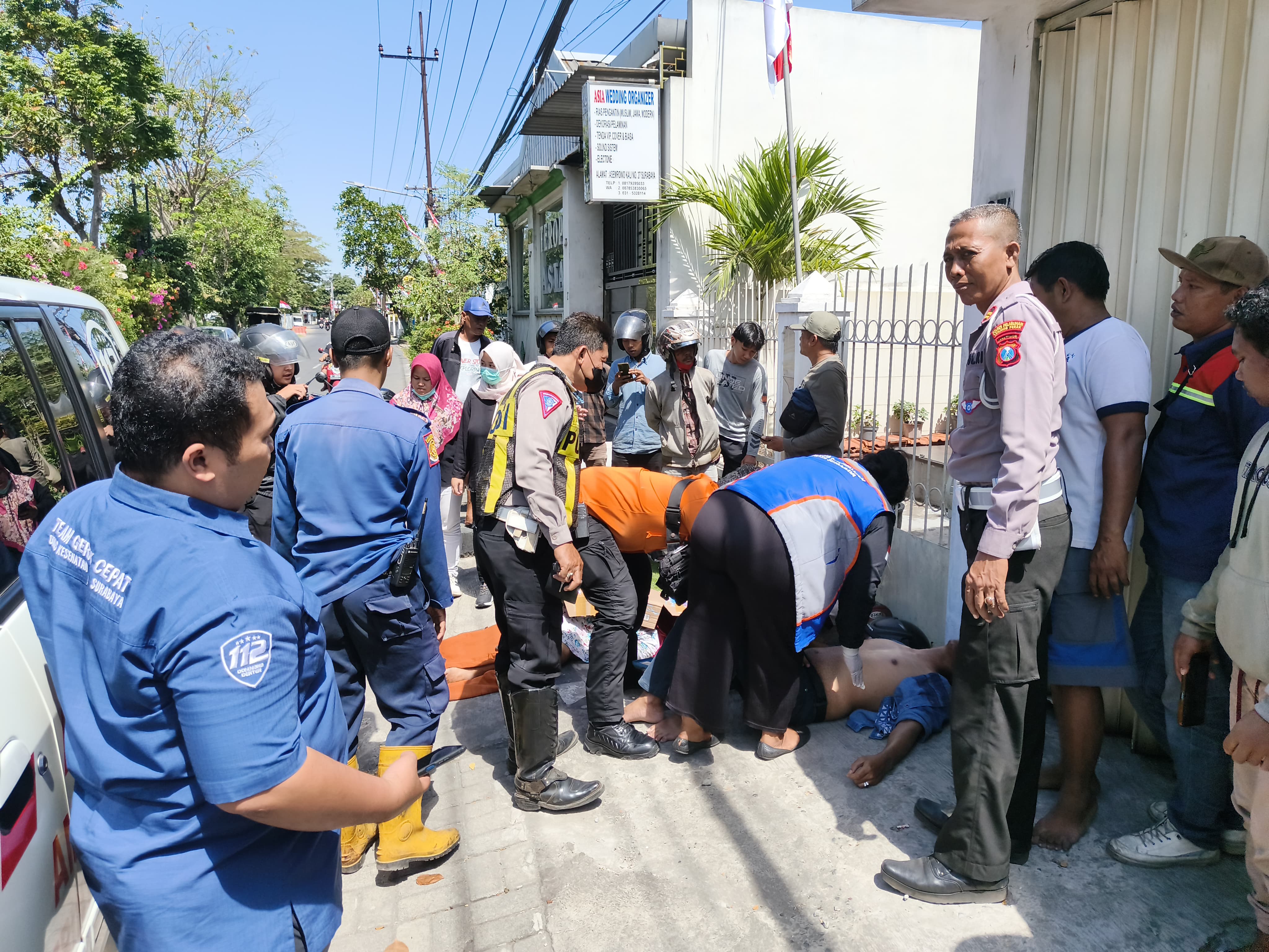 EVAKUASI : Petugas gabungan saat mengevakuasi jenazah nenek 70 tahun di Jalan Asemrowo Kali, Surabaya. Kejadian ini diduga merupakan kecelakaan tunggal. (IST/RADAR SURABAYA)