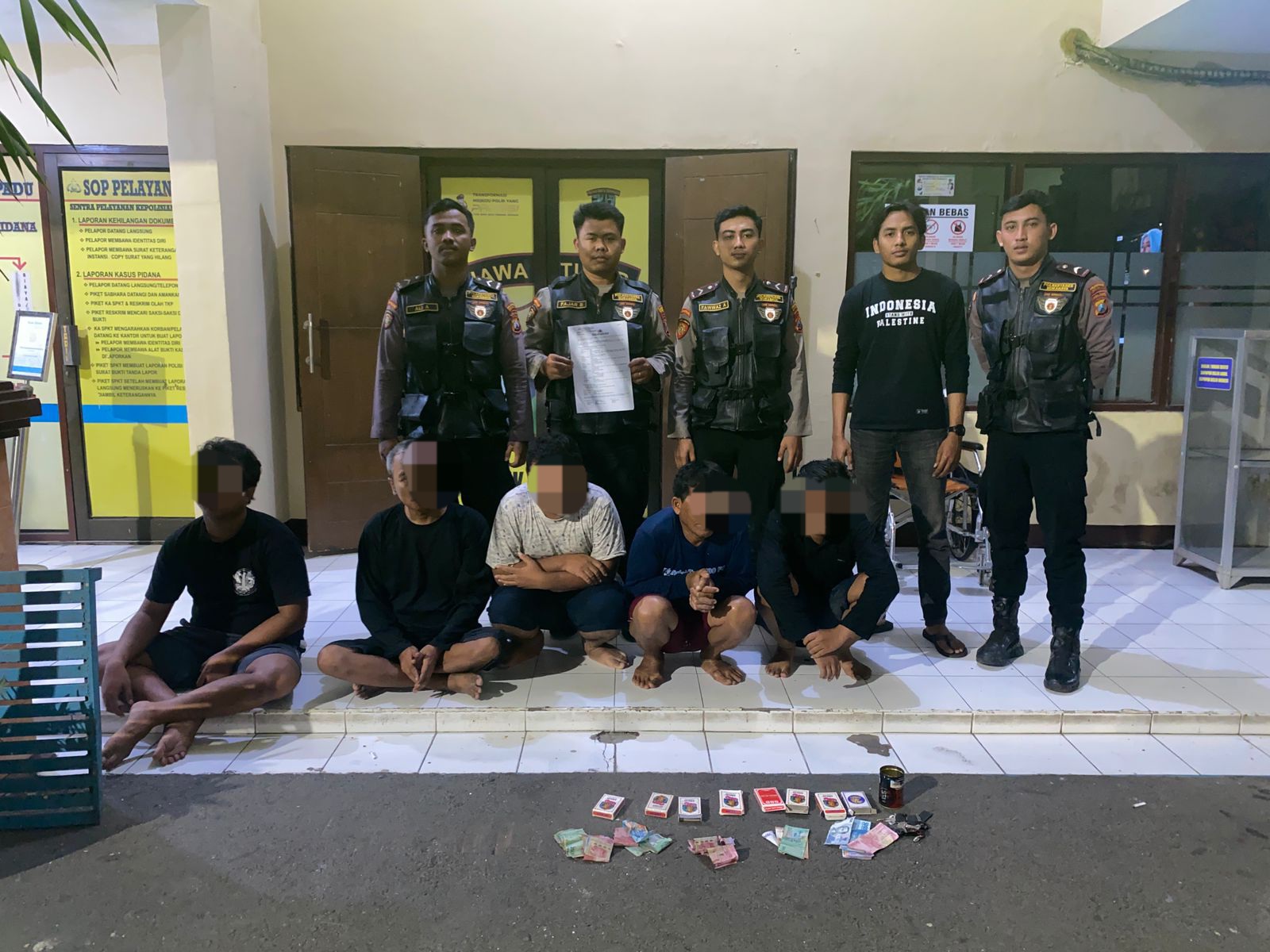 DIAMANKAN : Tim Jogoboyo menyerahkan pemain judi dan barang bukti ke Polsek Gubeng. Mereka diamankan di Kalibokor, Surabaya. (IST/RADAR SURABAYA)