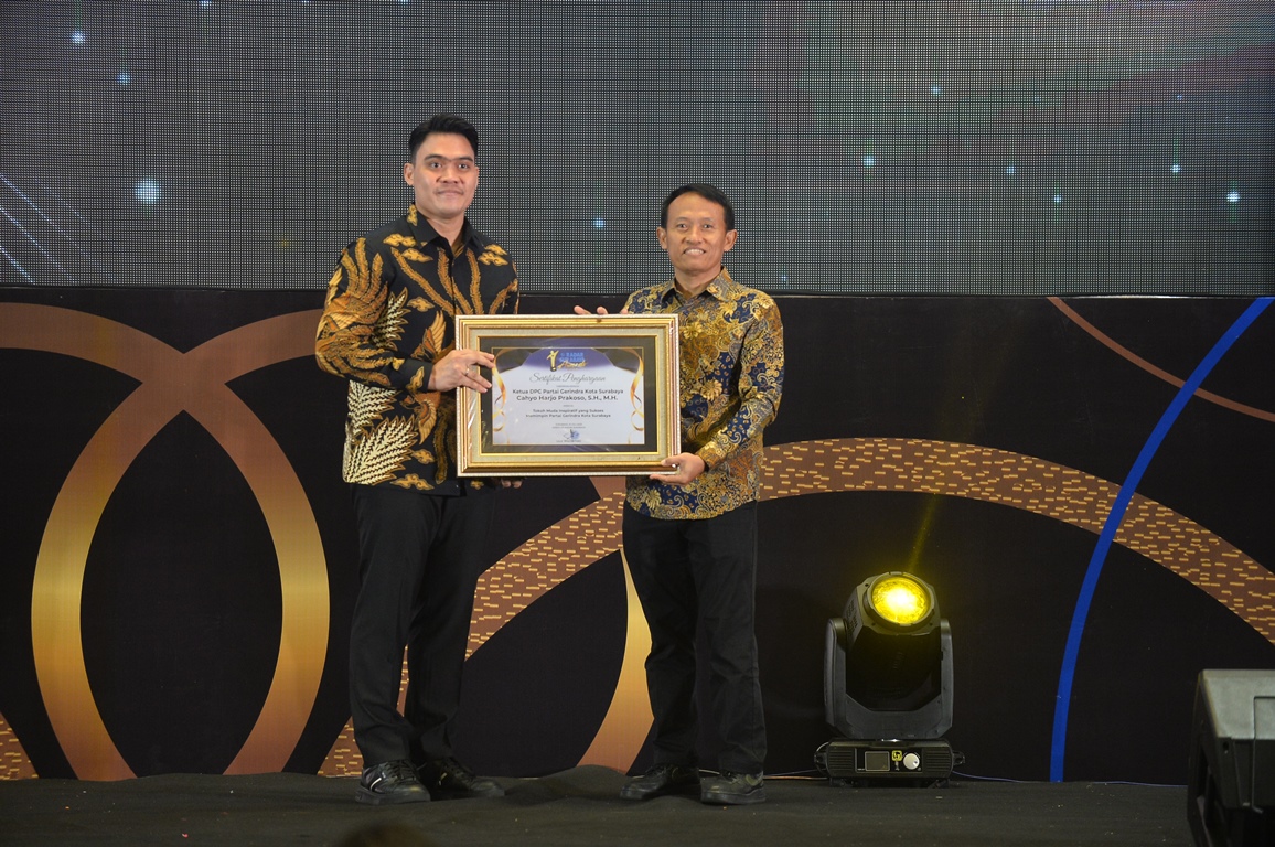 INOVATIF: Anggota DPRD Provinsi Jawa Timur, Cahyo Harjo Prakoso, SH,MH (kiri) menerima penghargaan Tokoh Politik Muda Inspiratif dalam ajang Radar Surabaya Award 2025.