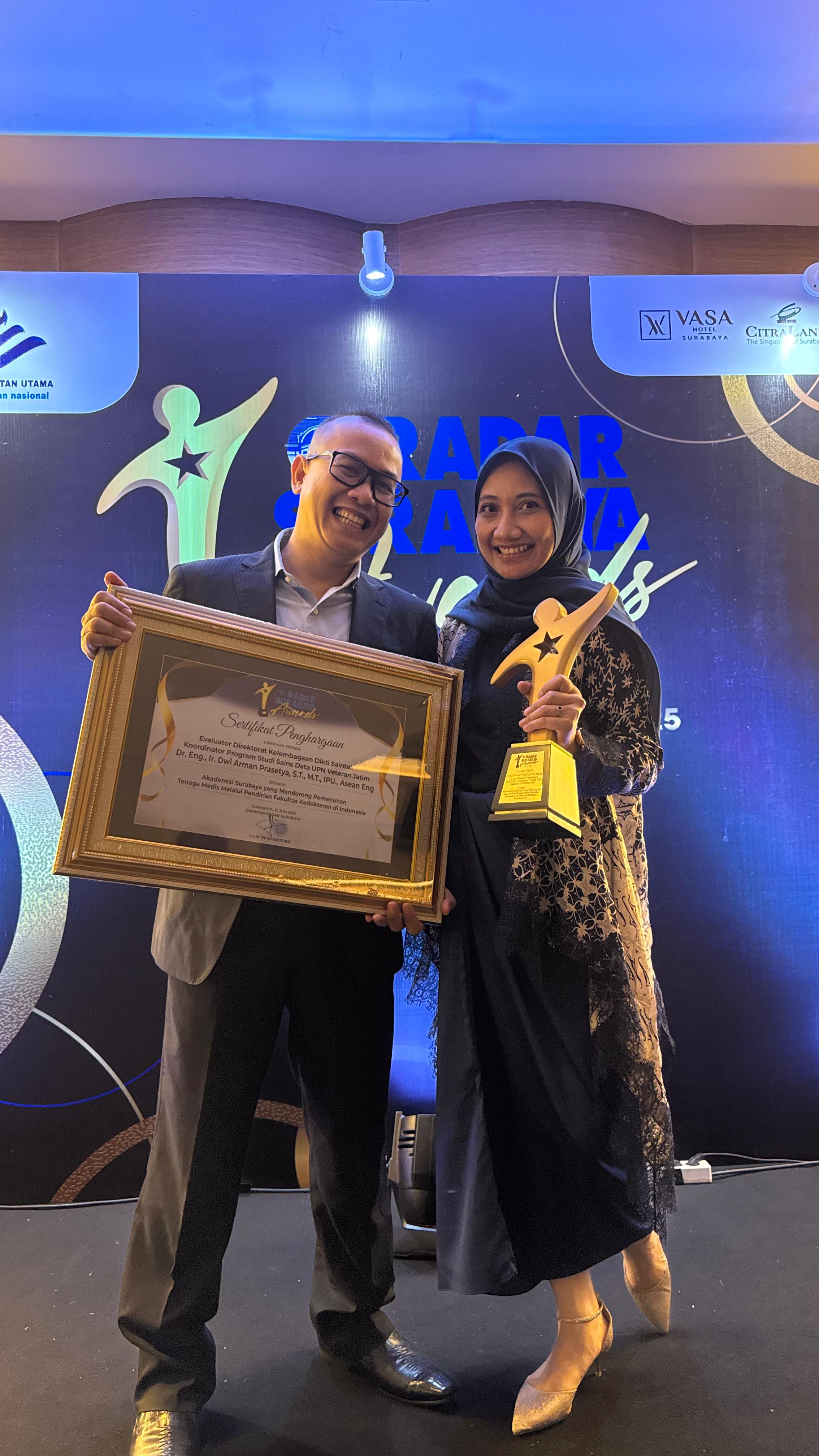 BANGGA : Dr.Eng.Ir.Dwi Arman Prasetya.,ST.,MT.,IPU.,Asean Eng., (dua dari kiri) bersama istri usai menerima penghargaan. (IST/RADAR SURABAYA)