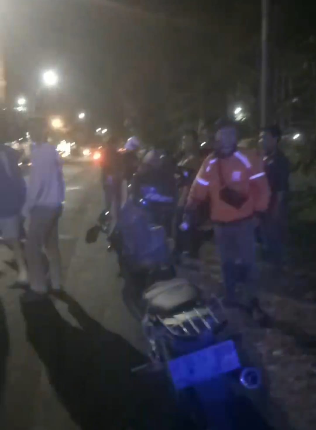 BERKERUMUN : Massa yang berada di sekitar Jalan Raya Jemursari, Surabaya, membantu korban. Pemuda asal Ngawi ini dikeroyok diduga karena atribut perguruan silat. (IST/RADAR SURABAYA)