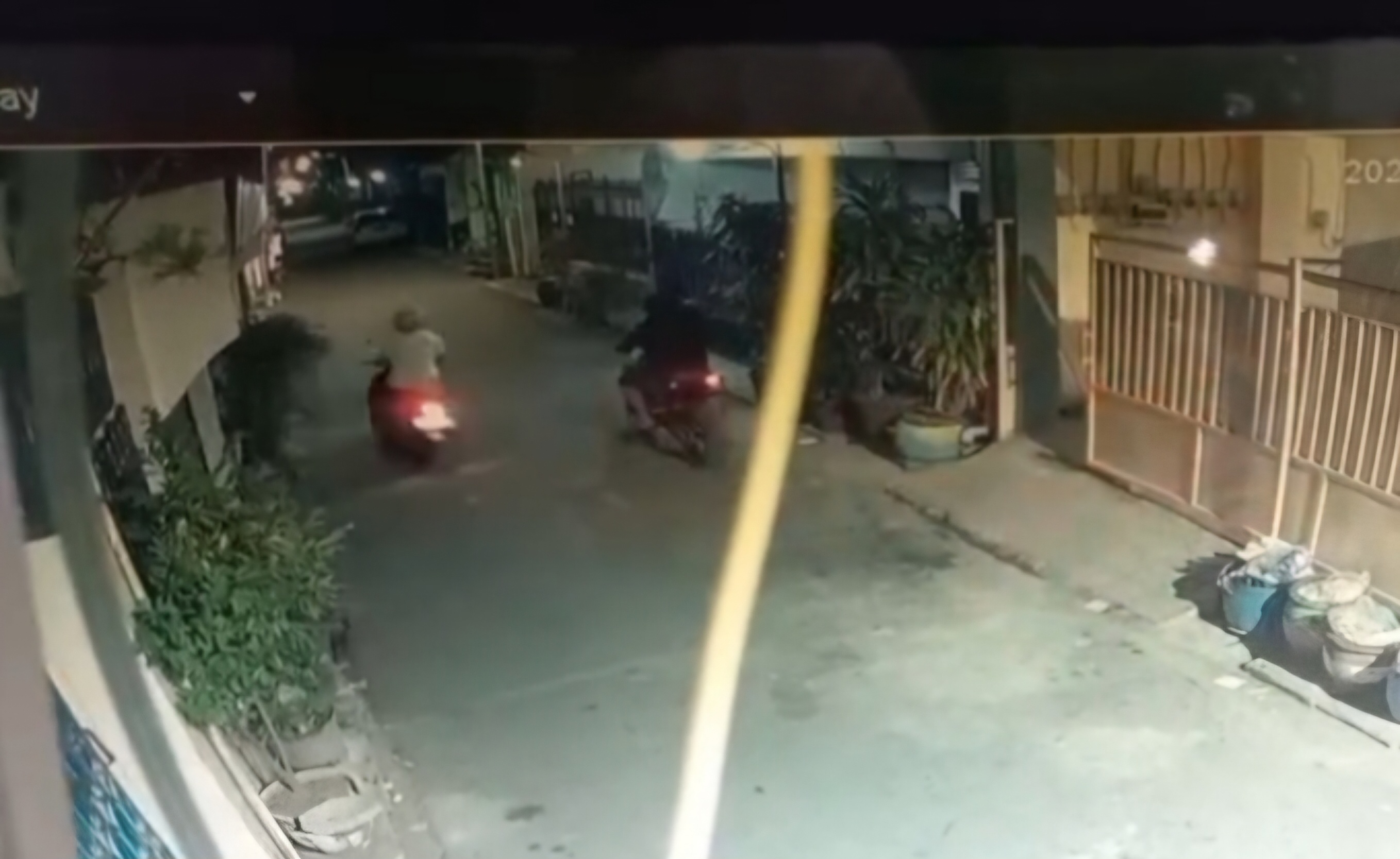 TEREKAM : Dua pelaku saat beraksi mencuri motor milik ASN Pemkot Surabaya di kos Jalan Kanginan, Surabaya. (IST/RADAR SURABAYA)