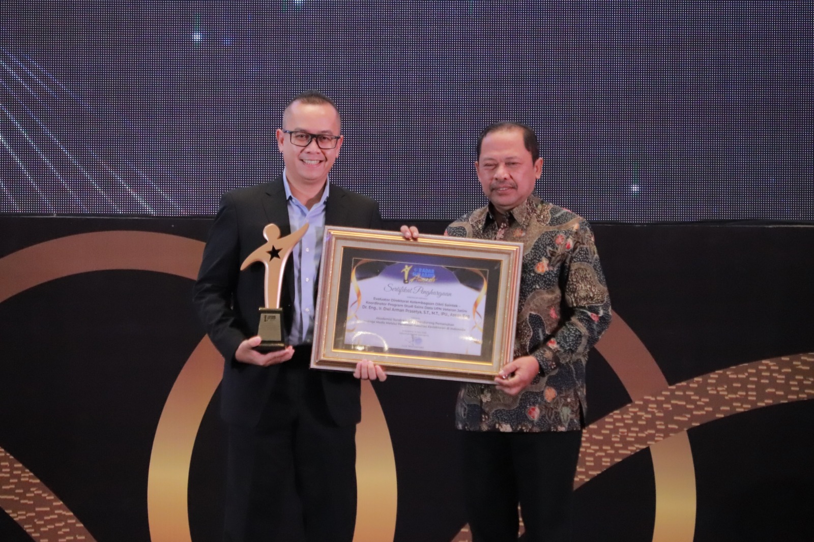 PENGAKUAN : Dr.Eng.Ir.Dwi Arman Prasetya.,ST.,MT.,IPU.,Asean Eng., saat menerima Radar Surabaya Award 2025 di Hotel Vasa, Surabaya. (SURYANTO/RADAR SURABAYA)