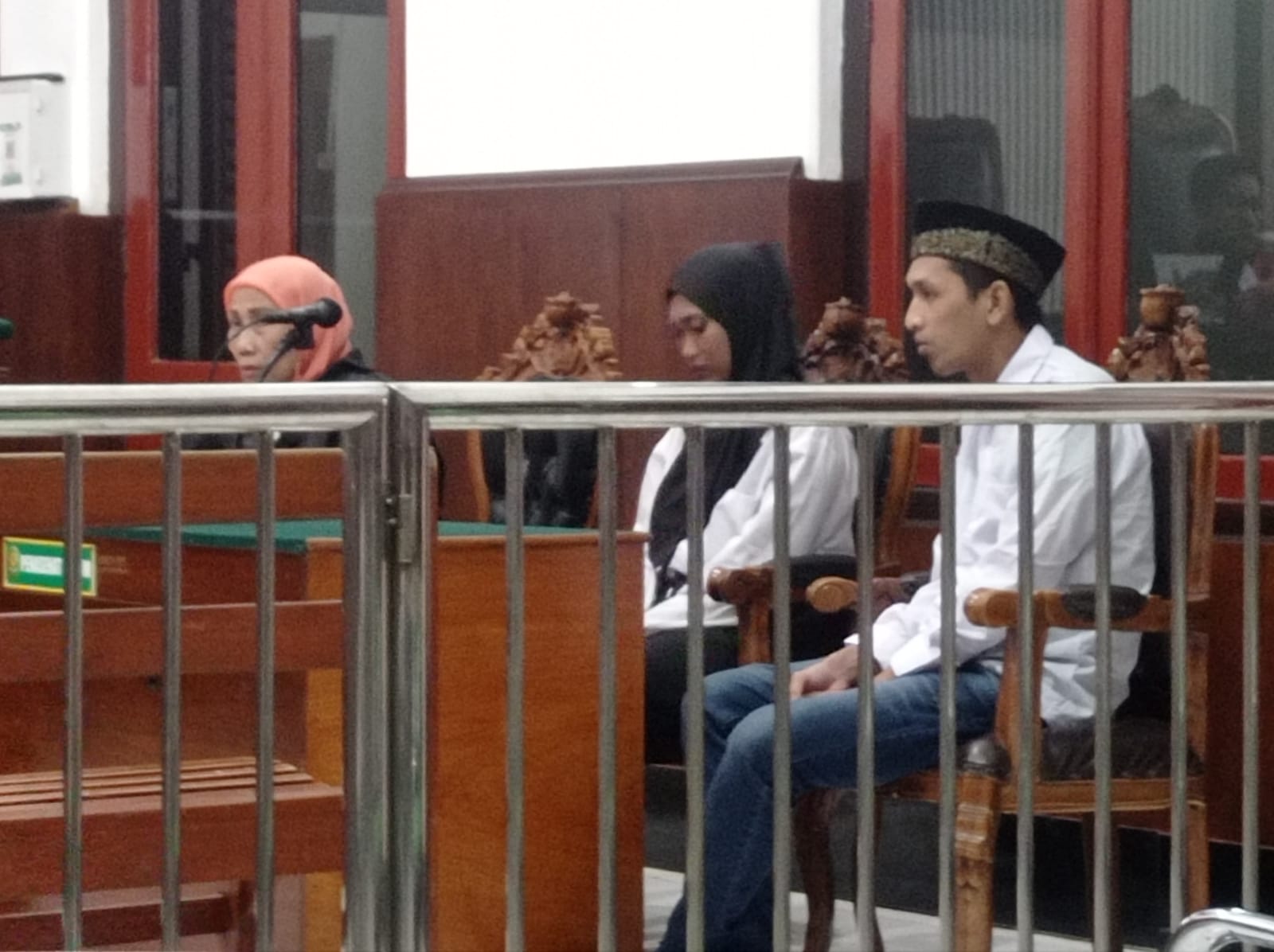 MENDENGAR : Sepasang kekasih Lailatus Suro dan Arizal didakwa edarkan sabu di PN Surabaya. (SURYANTO/RADAR SURABAYA)