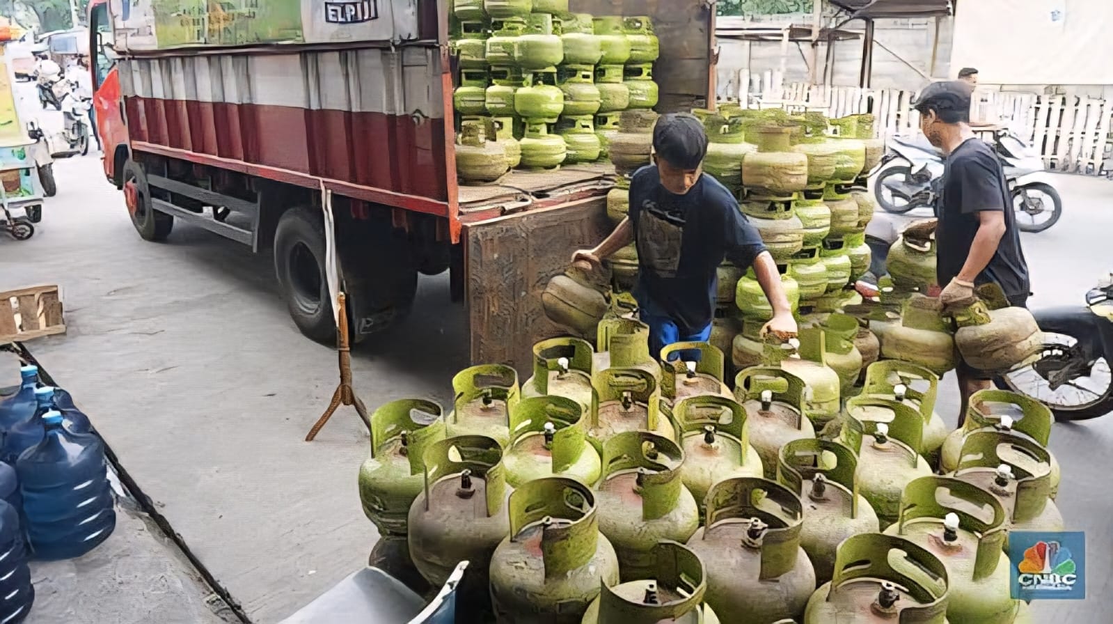 Pemerintah tengah menyusun skema penerapan kebijakan satu harga untuk Liquefied Petroleum Gas (LPG) 3 kilogram (kg) melalui revisi dua regulas