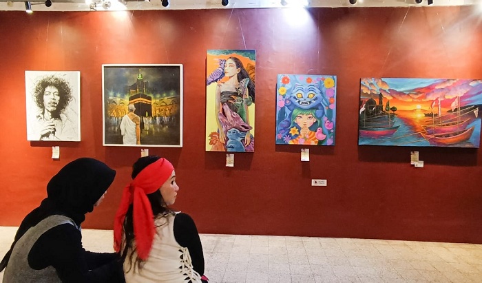 DEJAVU: Sejumlah pengunjung mengamati lukisan dengan tema Dejavu, karya 15 perupa yang tergabung dalam Surabaya Artpro dipamerkan di Galeri Merah Putih, Komplek Alun-alun Kota Surabaya, Senin (4/8).