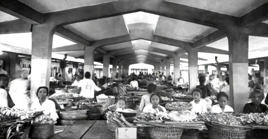 SAKSI: Wajah Pasar Genteng di kisaran tahun 1920 hingga 1940, dan aktivitas pergudangan di salah satu sudutnya yang cukup ramai.