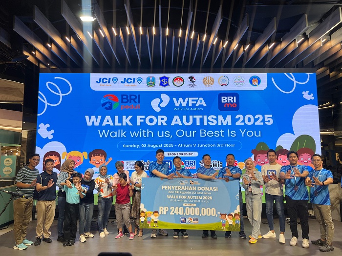 BEASISWA AUTIS: Sejumlah anak berkebutuhan khusus, menerima beasiswa dari JCI melalui Walk For Autism yang digelar di Ciputra World Surabaya.