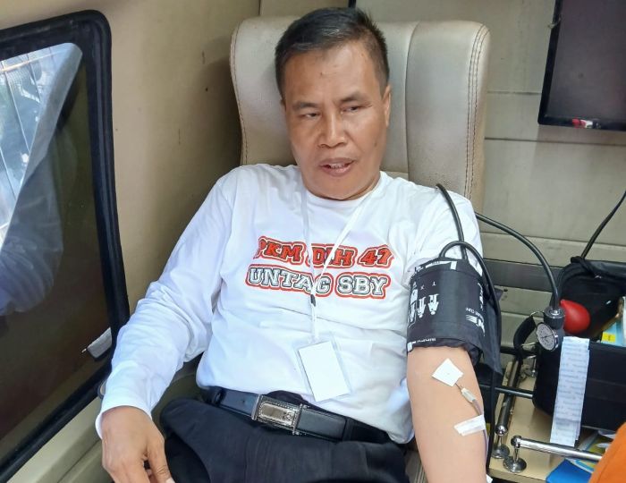 BERBAGI: Salah satu mahasiswa doktoral Ilmu Hukum angkatan 47 Untag Surabaya mengikuti donor darah di Kelurahan Nginden, Kecamatan Sukolilo, Surabaya.