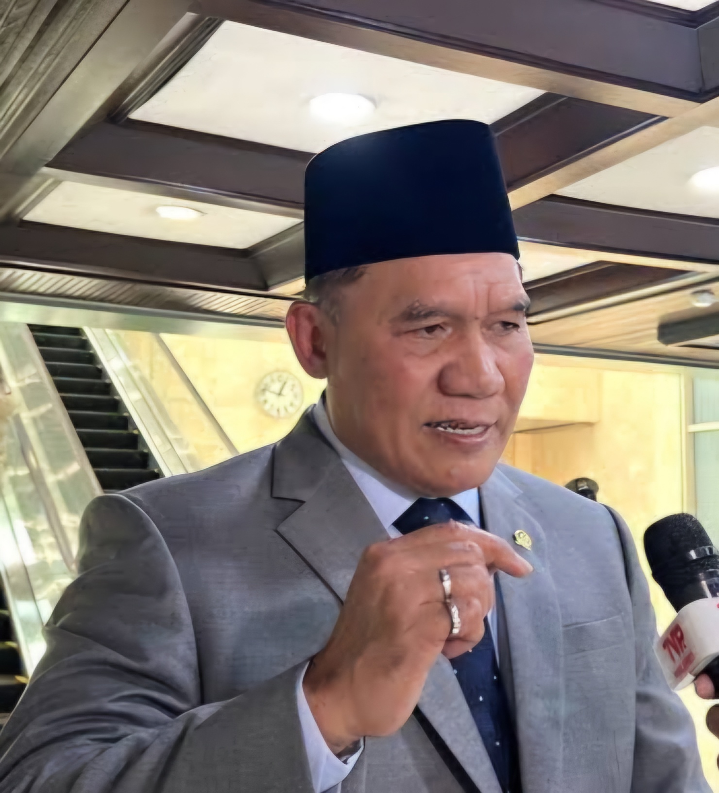 TEGAS : Anggota Komisi VII DPR RI BHS saat mengunjungi UPPKB Trosobo, Sidoarjo. Ia meminta petugas melakukan pengawasan ketat terkait kendaraan ODOL. (IST/RADAR SURABAYA)