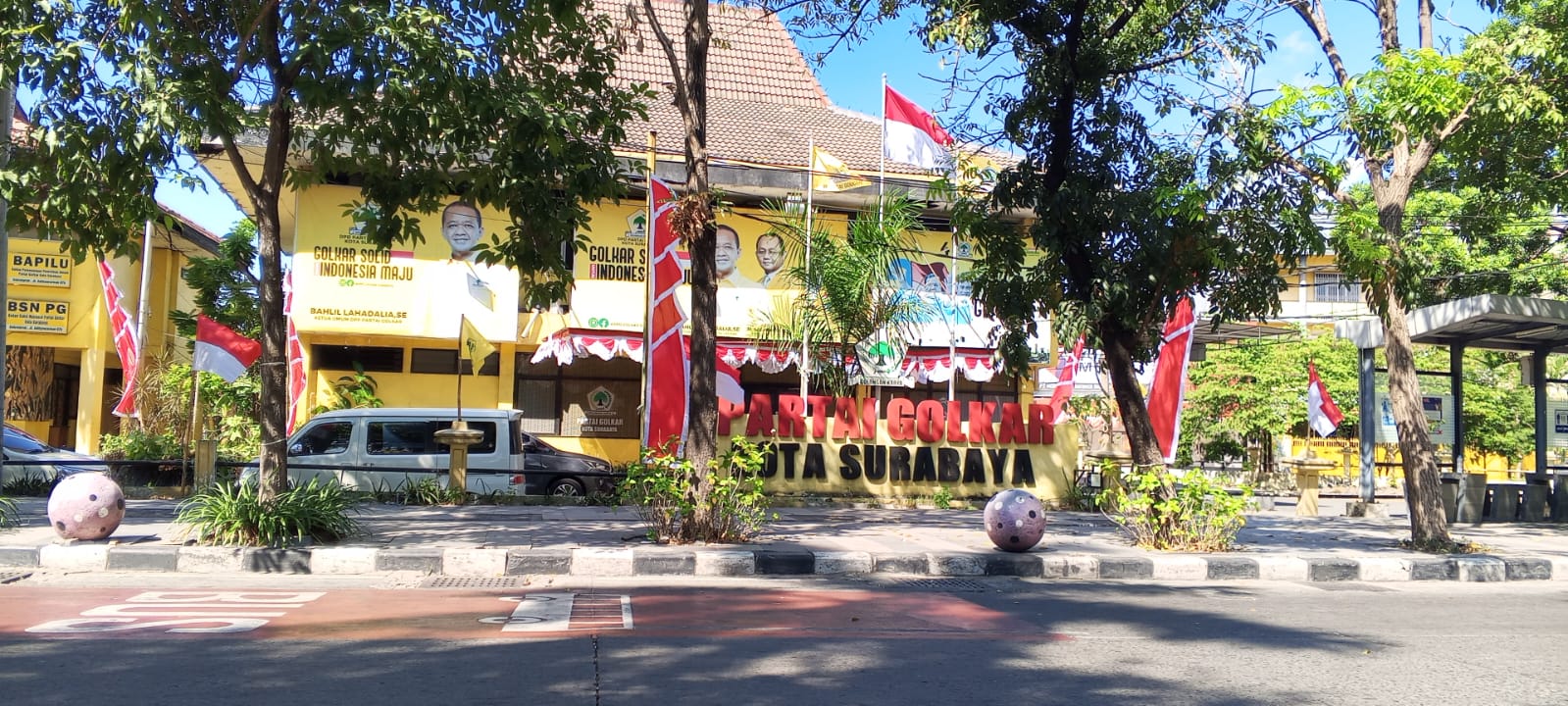 Pemasangan bendera merah putih di halaman kantor DPD Partai Golkar Surabaya. (IST)