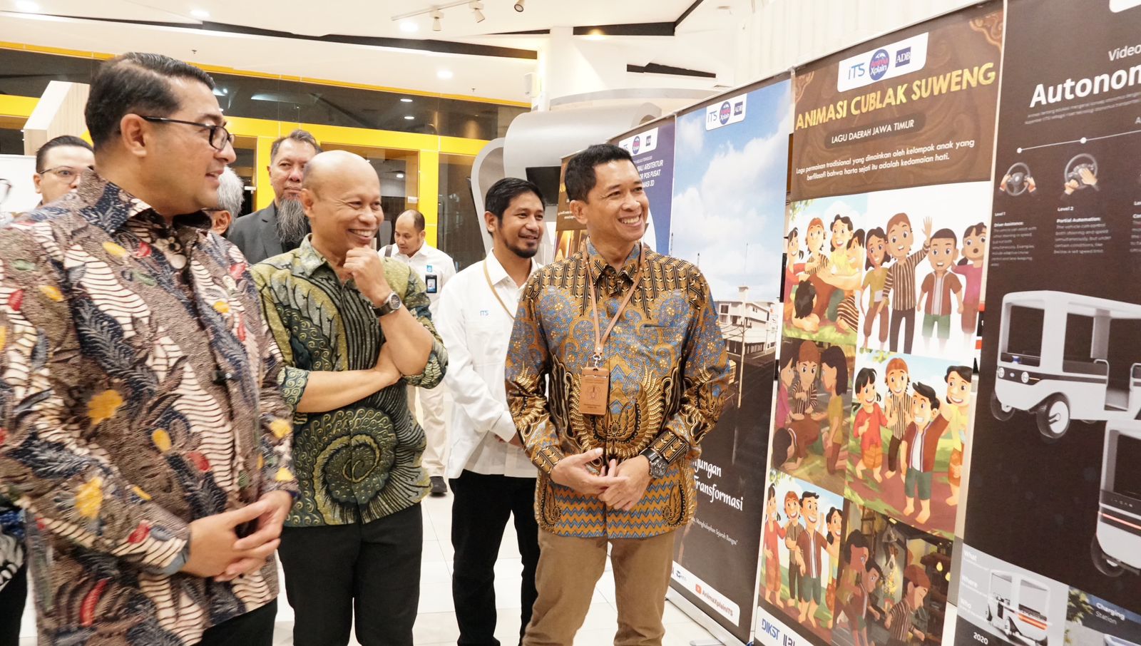 Menekraf Republik Indonesia, Teuku Riefky Harsya, ke Gedung Riset dan Inovasi Teknologi (GRIT) ITS Surabaya didampingi dengan Rektor ITS, Prof Bambang Pramujati. (IST)