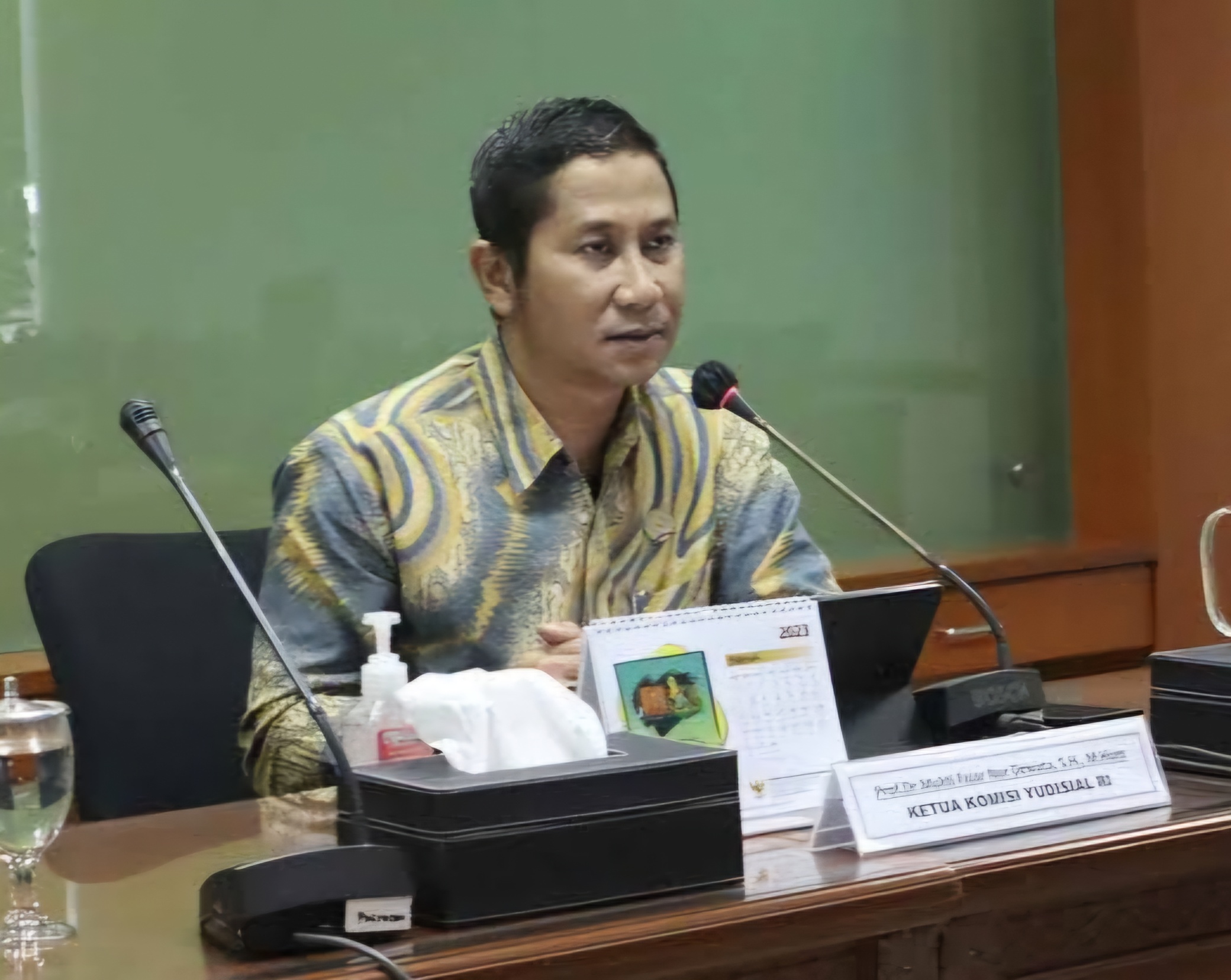 PROSES : KY memastikan terus menganalisa laporan Tom Lembong terkait pelanggaran kode etik majelis hakim. (IST/RADAR SURABAYA)