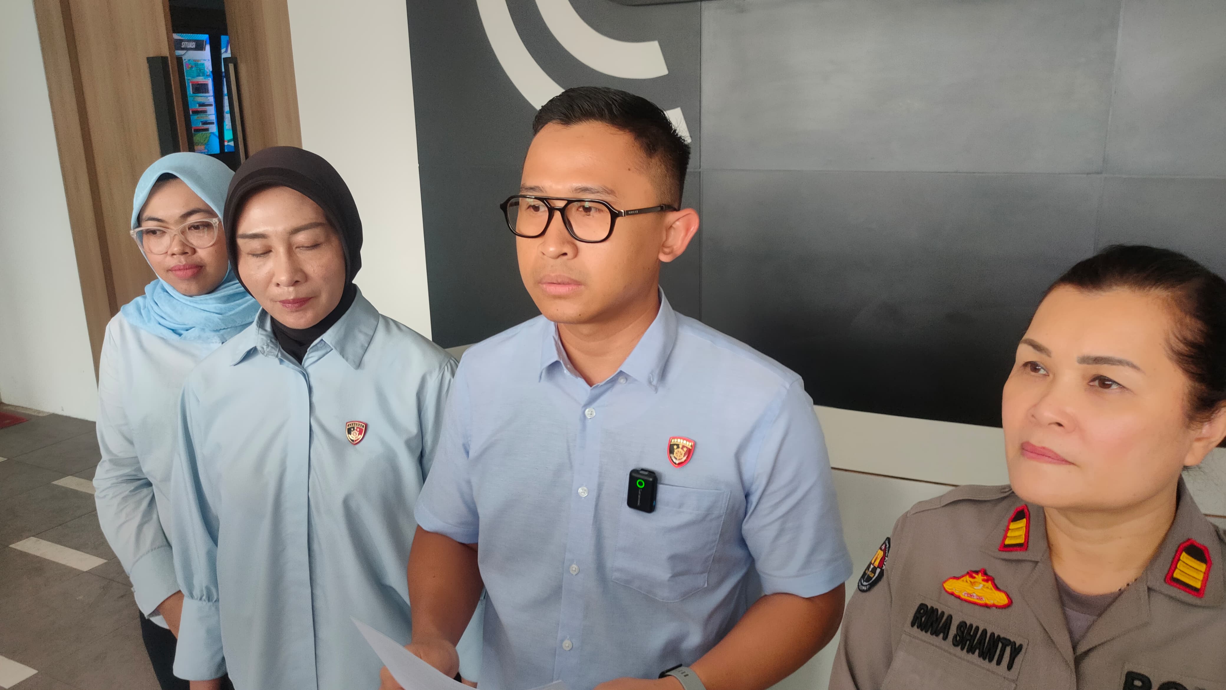 BERI KETERANGAN : Wakasatreskrim Polrestabes Surabaya Kompol Rahmad Aji menetapkan ABZ, warga Manyar Sabrangan, Surabaya, tersangka dugaan TPPO usia menjual anak di bawah umur. (MAHRUS/RADAR SURABAYA)