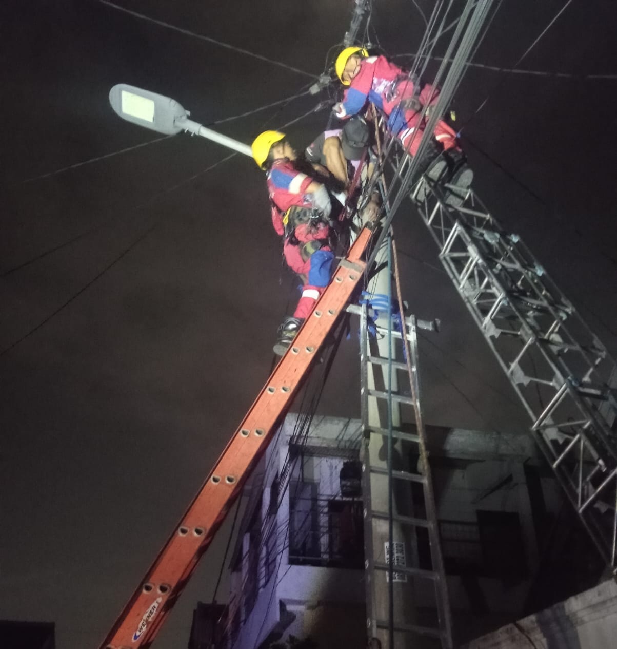 NAHAS : Petugas Rescue DPKP Surabaya saat mengevakuasi korban Tiwojo yang meninggal kesetrum saat memperbaiki kabel di tiang PJU Jalan Dukuh Setro Rawasan, Surabaya, Senin (4/8). (IST/RADAR SURABAYA)