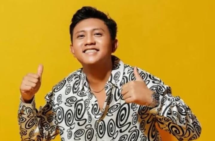 Denny Caknan, memilih tidak banyak berkomentar terkait konflik tersebut. Namun, ia menilai musisi Jawa umumnya lebih fleksibel dalam urusan penggunaan lagu.
