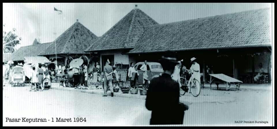 SIBUK: Suasana Pasar Keputran Surabaya pada 1 Maret Maret 1954, ada aktivitas alat transportasi yang cukup banyak mulai becak, sepeda angin hingga mobil.