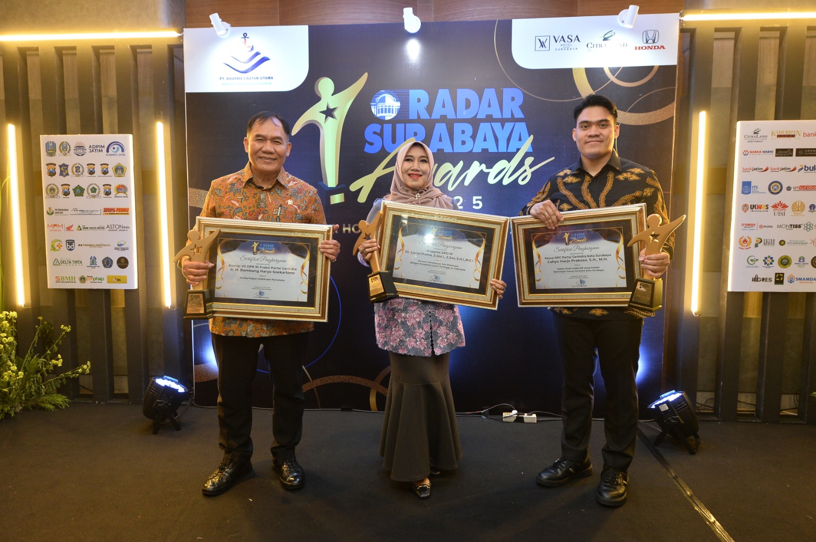 Dr. Lia Istifhama atau akrab disapa Ning Lia, menerima Radar Surabaya Award (RSA) 2025. (SURYANTO/RADAR SURABAYA)