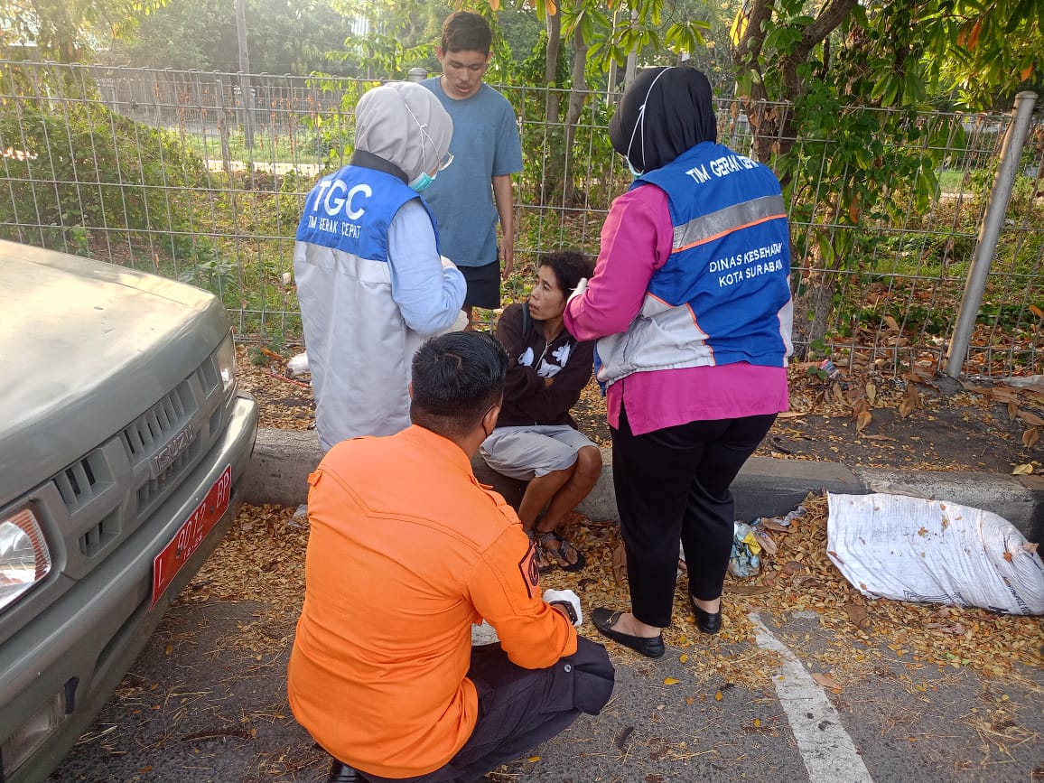 PENANGANAN : Petugas BPBD Surabaya saat memeriksa pengemudi dan penumpang mobil usai kecelakaan tunggal di Jembatan Suramadu, Surabaya. (IST/RADAR SURABAYA)