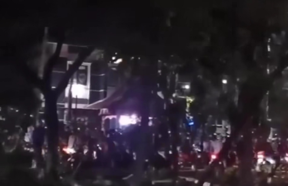 RAMAI : Ratusan massa perguruan silat saat menggeruduk Polsek Wiyung di Jalan Raya Menganti Wiyung, Surabaya. (IST/RADAR SURABAYA)