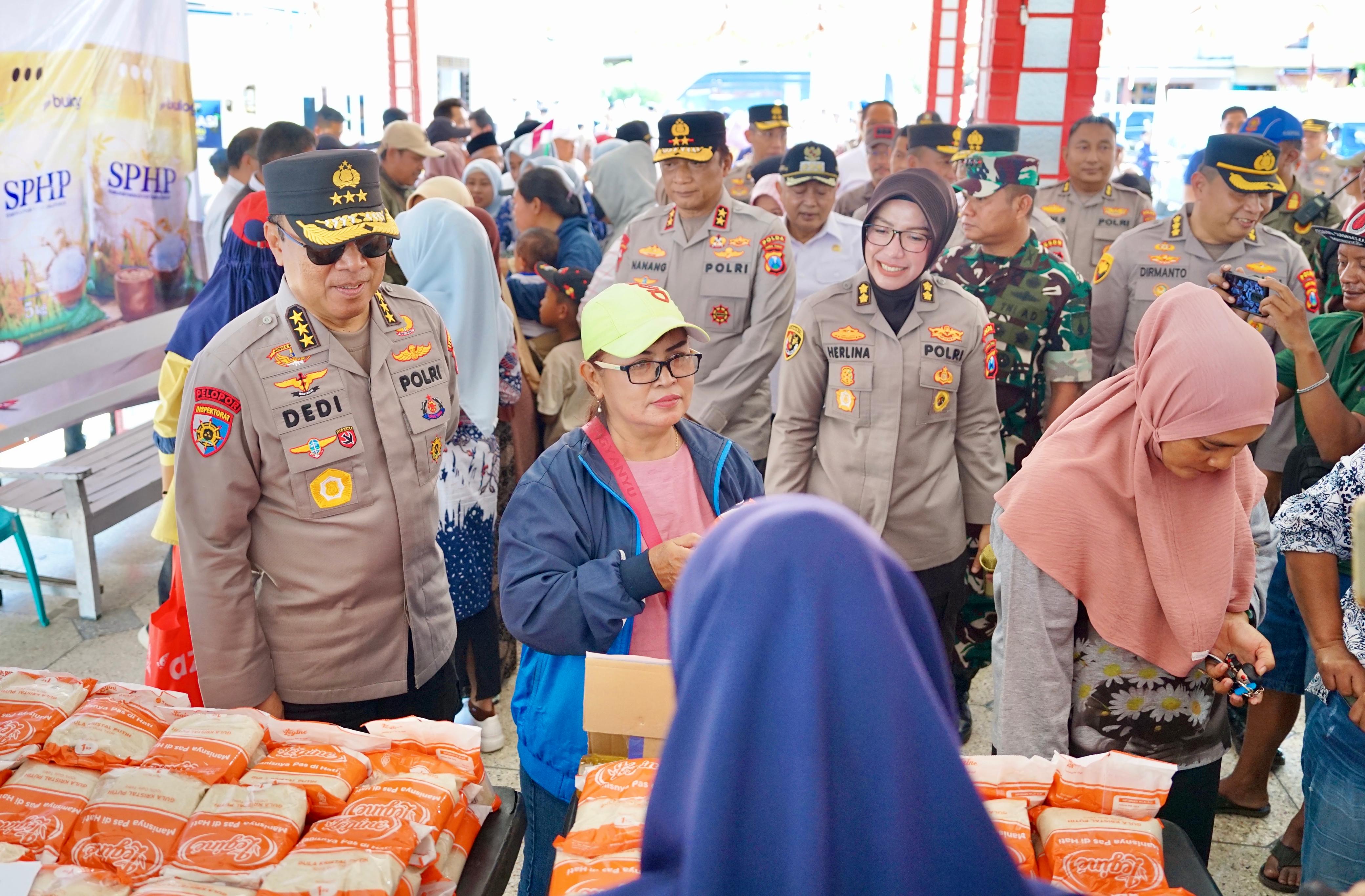ANTRE : Irwasum Polri Komjen Pol Dedi Prasetyo saat turun dan meninjau langsung pasar murah di Desa Rembun, Dampit, Malang, Rabu (6/8).(IST/RADAR SURABAYA)