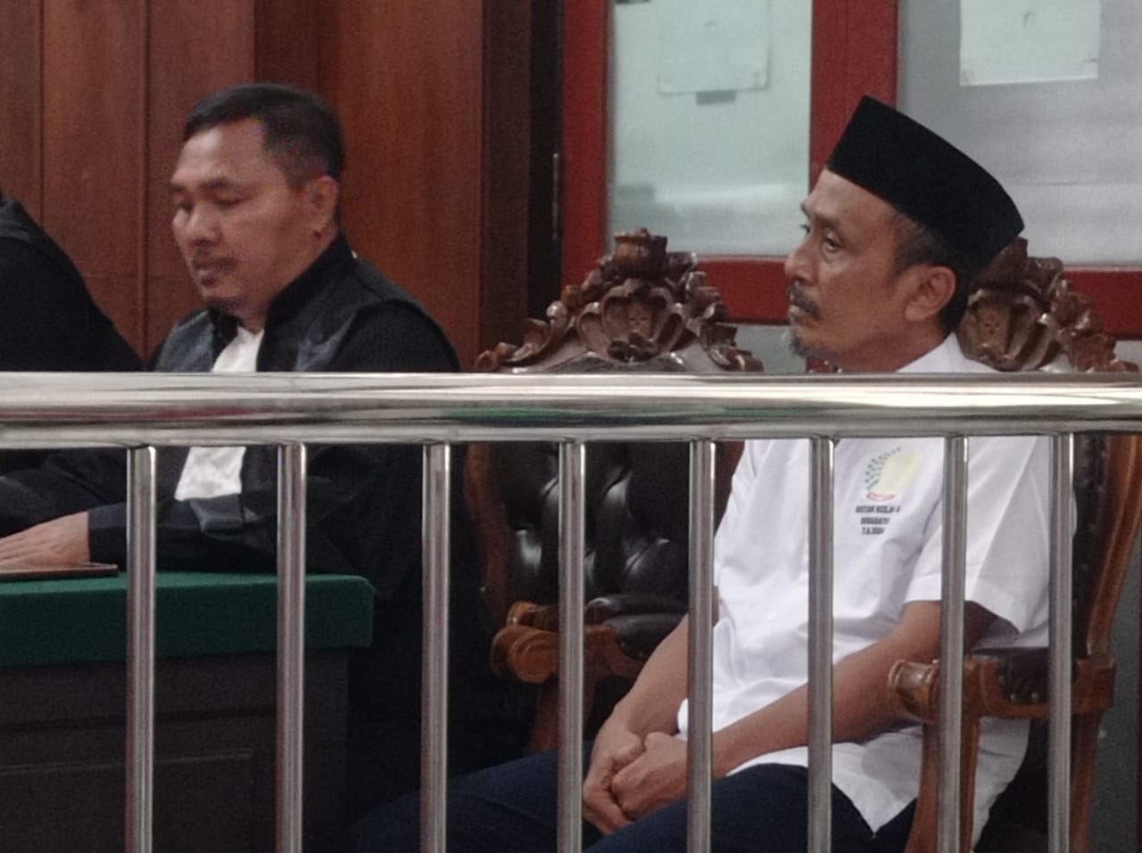 LEMAS : Terdakwa Agus saat sidang di PN Surabaya. Ia ditangkap di Bangkalan usai mengambil 14,8 kg sabu. (IST/RADAR SURABAYA)
