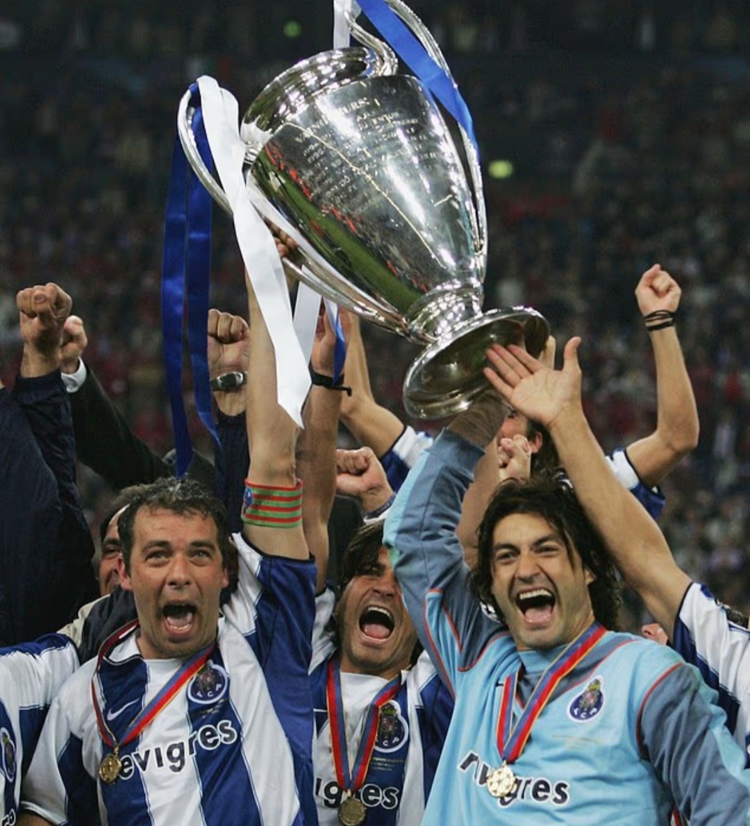 Jorge Costa (kiri) menjadi kapten FC Porto ketika menjadi juara Liga Champions 2004.