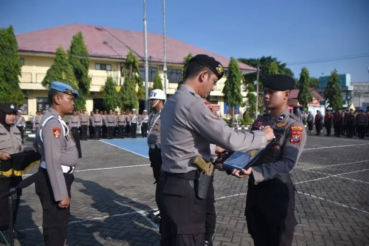 Dua anggota Polres Situbondo resmi diberhentikan tidak dengan hormat (PTDH) setelah terbukti melanggar kode etik kepolisian.