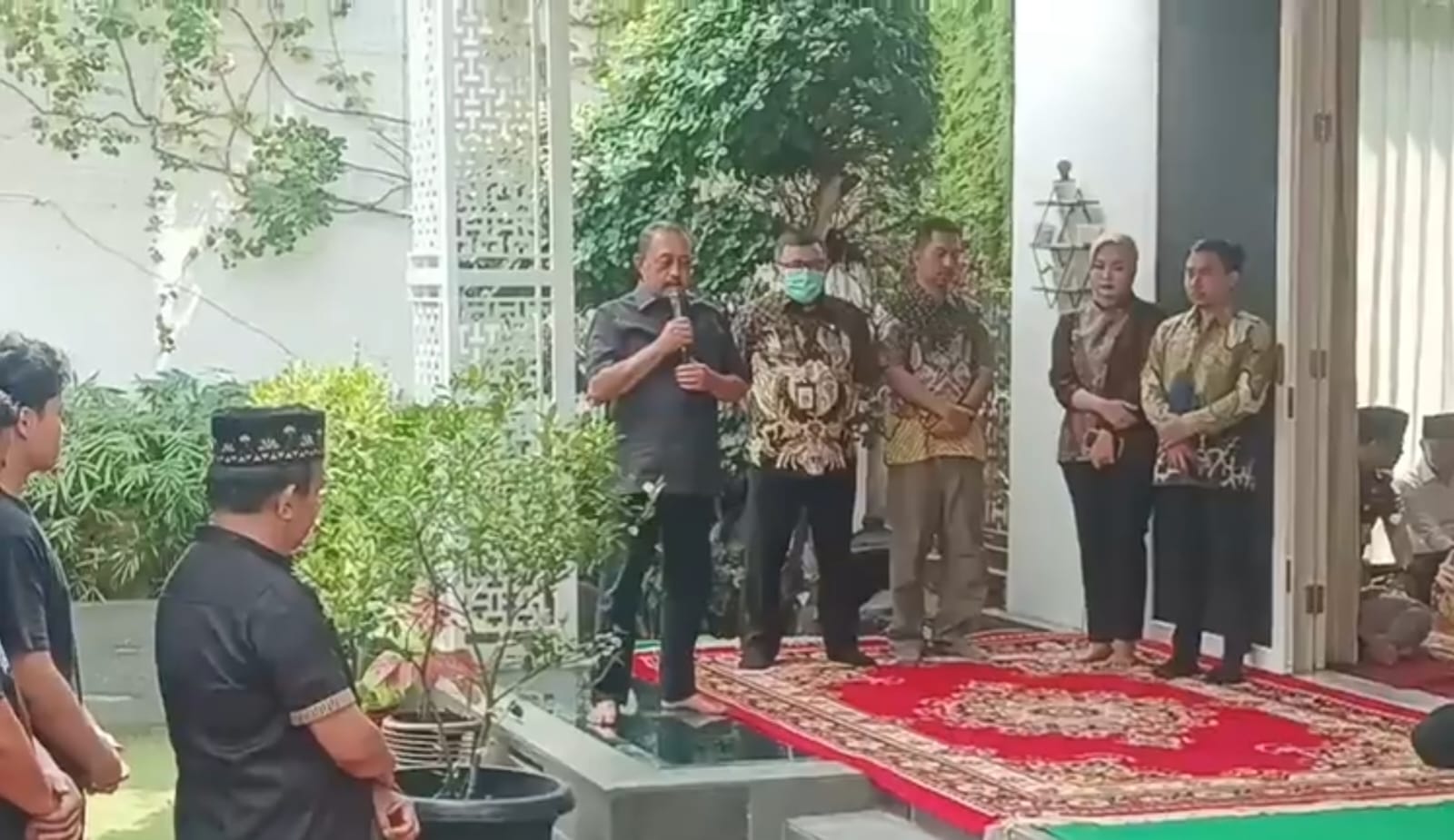 BERDUKA: Suasana duka menyelimuti kediaman Wakil Wali Kota Surabaya, Armuji, setelah sang ibunda tercinta, Bu Painem, wafat pada Kamis pukul 03.00 dini hari (7/8/2025).