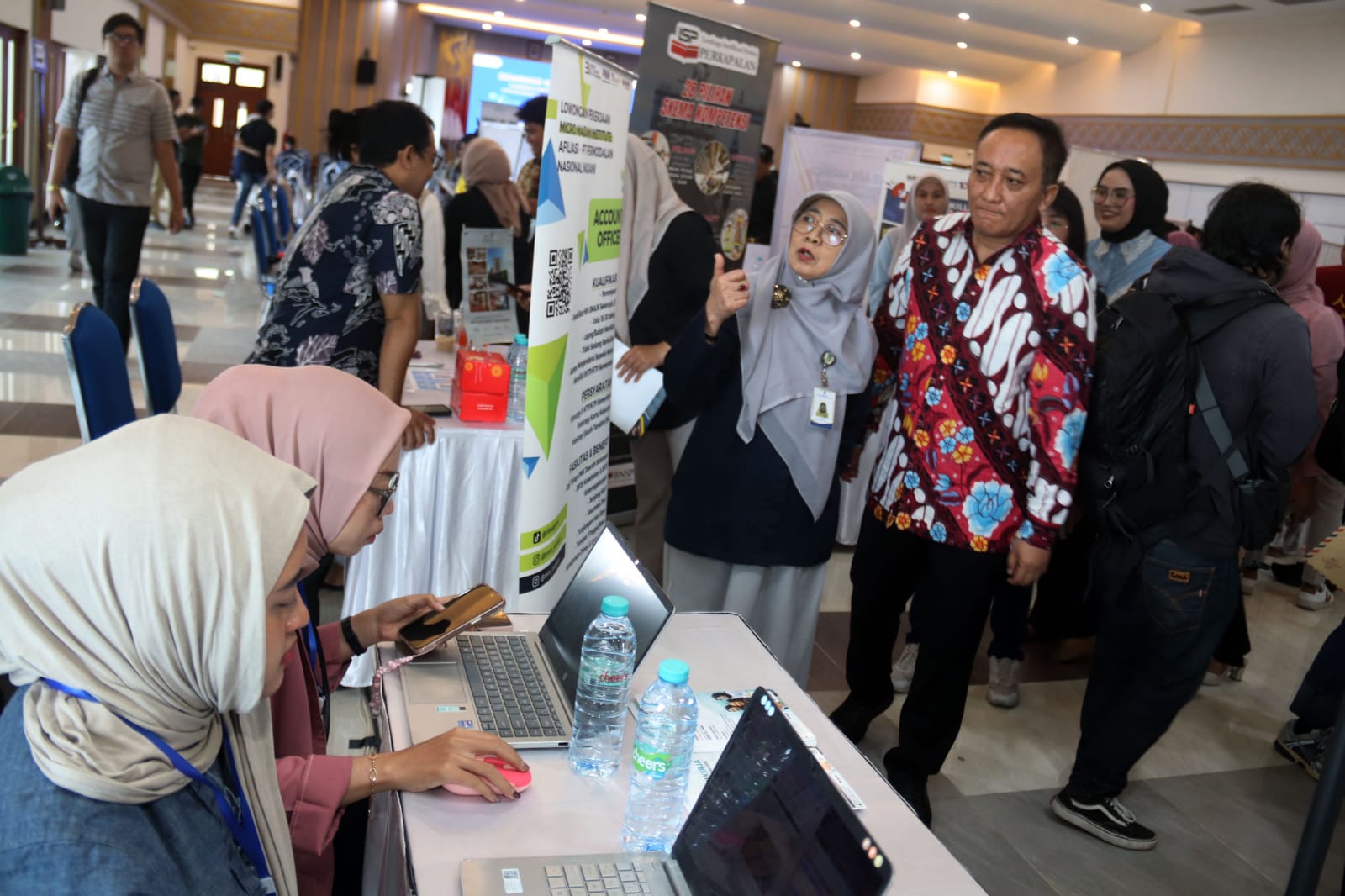 PAMERAN: Direktur Universitas Terbuka (UT) Surabaya, Dr. Suparti, M.Pd. bersama Kepala Dinas Perindustrian dan Tenaga Kerja (Disperinaker) Surabaya Agus Hebi Djuniantoro meninjau langsung Career Fair.