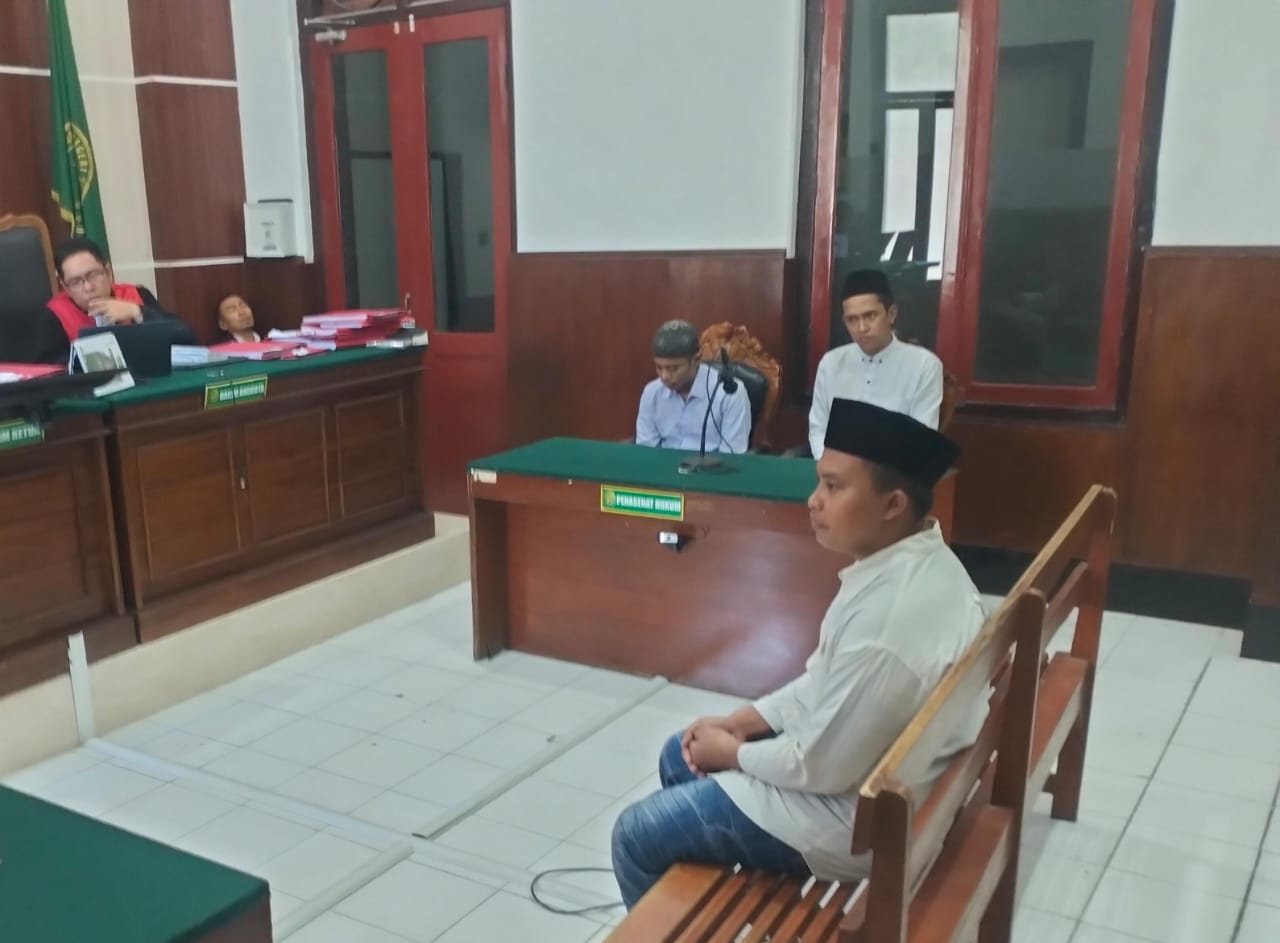 KOMPAK : Tiga terdakwa saat disidang di PN Surabaya. Mereka pelaku curanmor dan penadah motor Yamaha Mio karbu. (IST/RADAR SURABAYA)