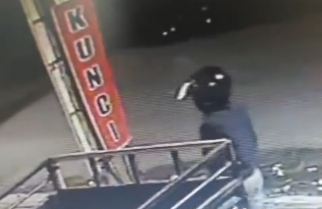 TEREKAM : Salah satu tersangka pencuri pikap dan motor asal Lumajang yang terekam CCTV. Mereka ditangkap Ditreskrimum Polda Jatim. (IST/RADAR SURABAYA)