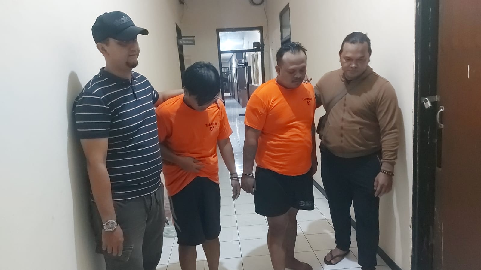 DIAMANKAN : Tersangka pencuri ponsel Dani dan Wahyu. Keduanya mengaku beraksi delapan kali di Surabaya. (IST/RADAR SURABAYA)