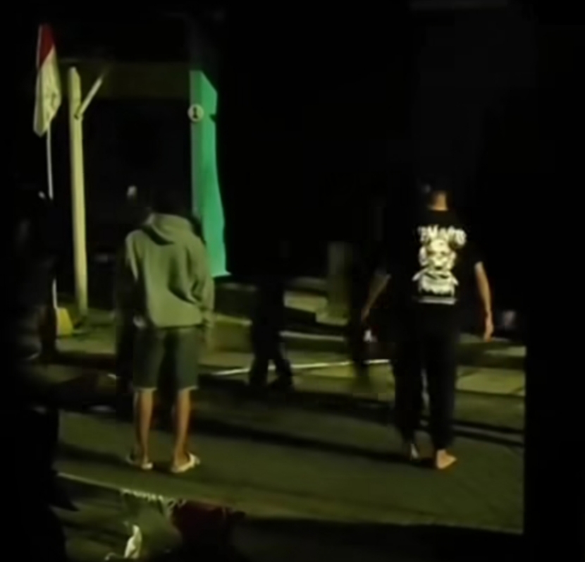 RICUH : Massa perguruan silat terlibat keributan di kawasan Jeruk, Lakarsantri, Surabaya. Mereka bersitegang dengan warga yang menghias kampung. (IST/RADAR SURABAYA)
