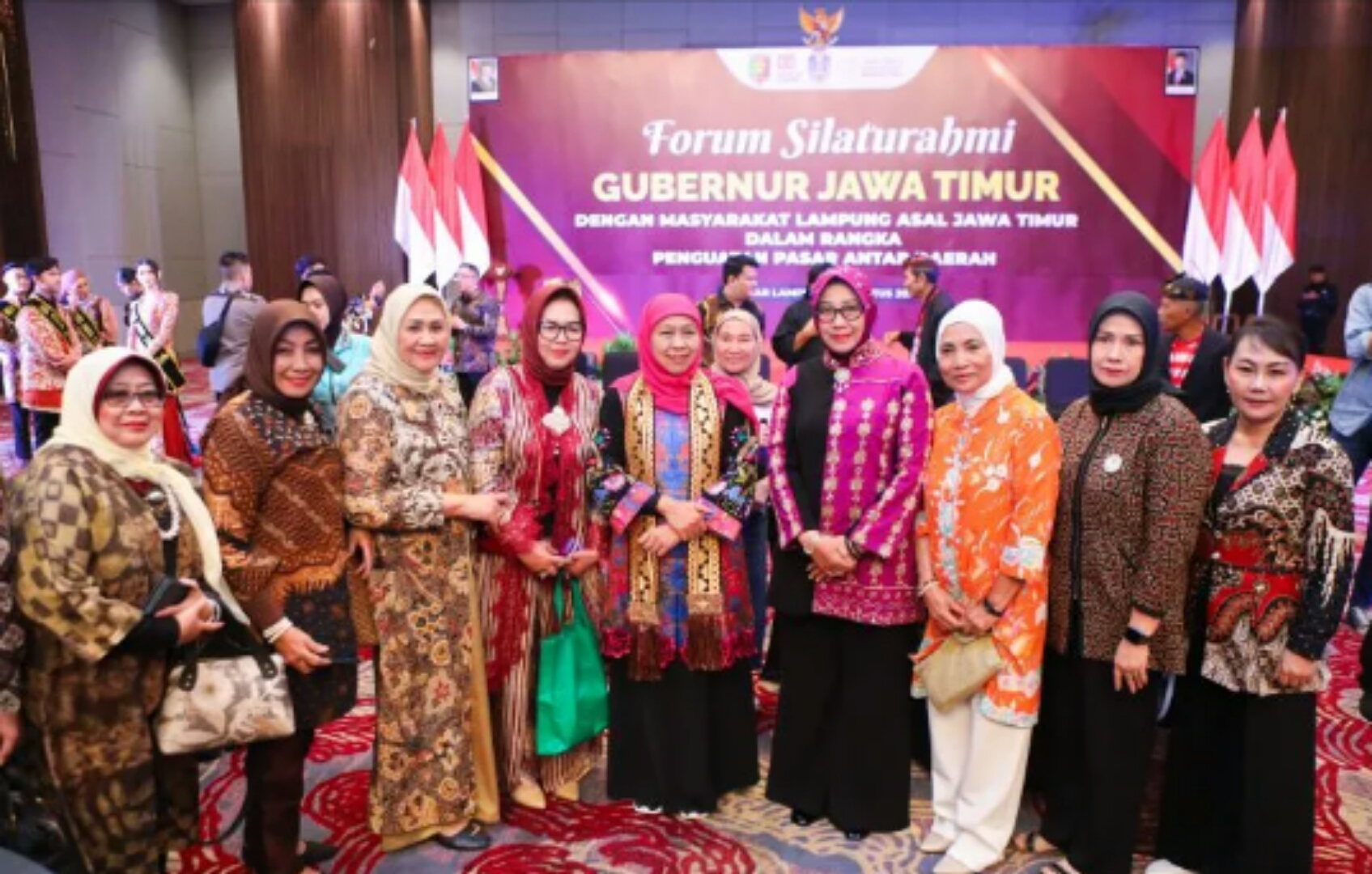 Gubernur Jatim Khofifah Indar Parawansa bersama warga Jatim di Lampung. (IST)