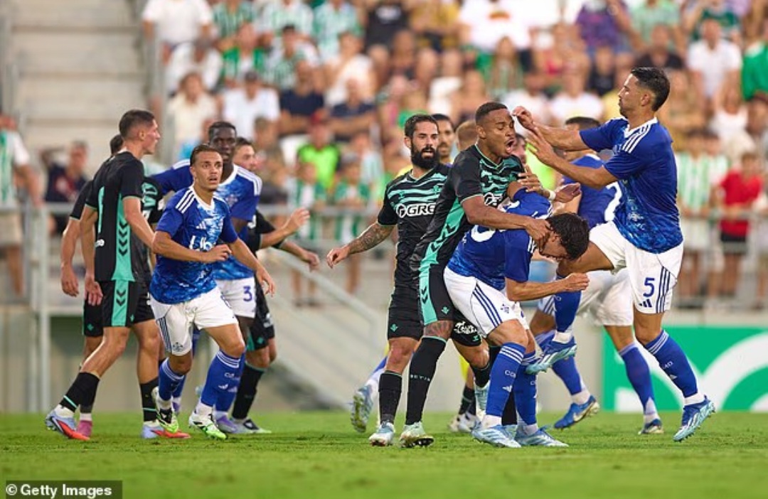 Sejumlah bintang terlibat dalam pertengkaran mengejutkan di mana terjadi adu tinju setelah Pablo Fornals dari Betis dan gelandang Como Maximo Perrone berkelahi.