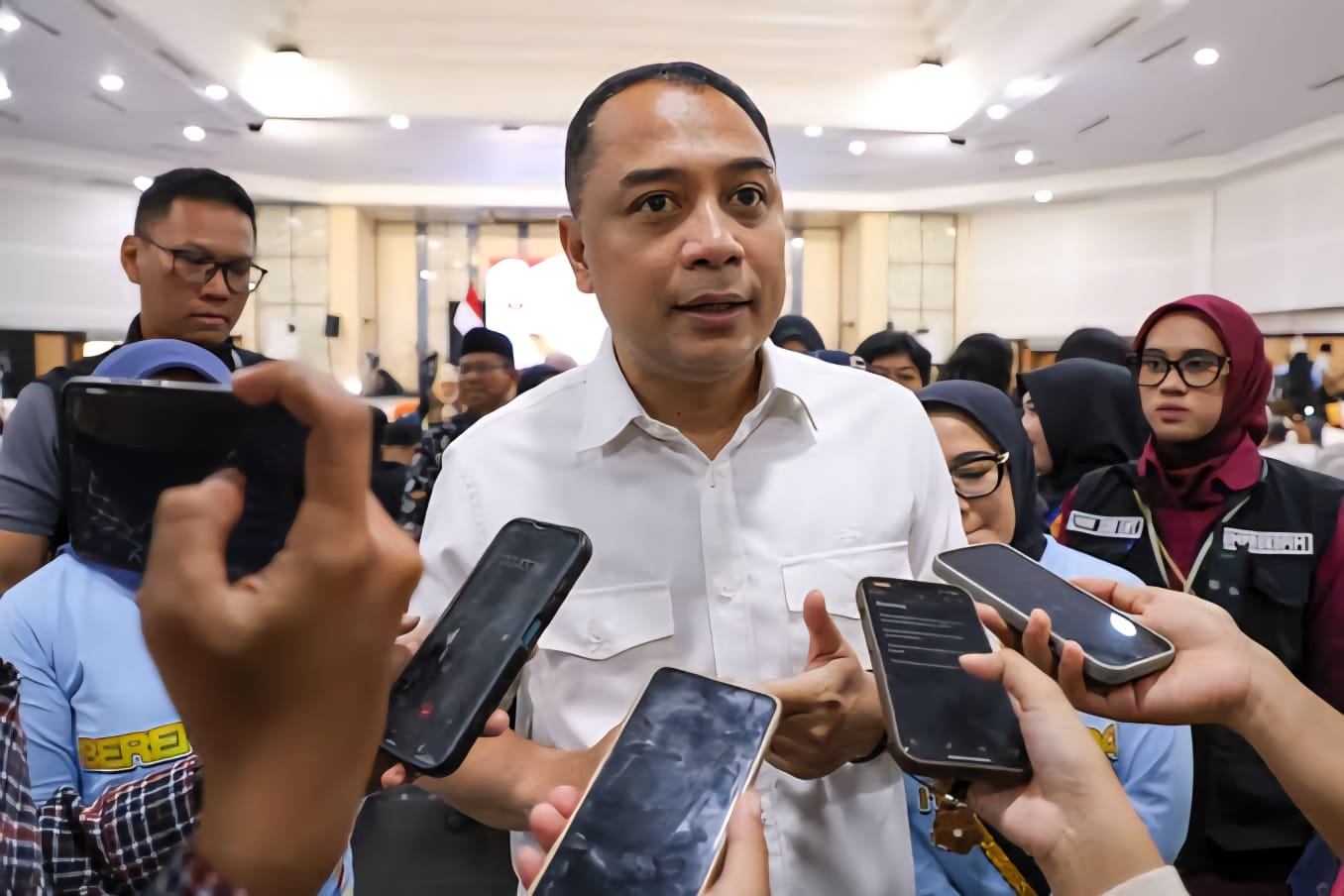 Pemerintah Kota Surabaya akan menerbitkan Surat Edaran (SE) yang melarang pengibaran bendera lain dalam satu tiang bersama Bendera Merah Putih.