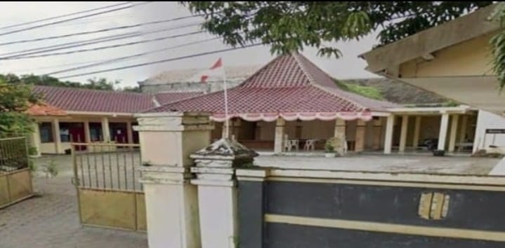 Kepolisian Resor Bangkalan menggerebek Kantor Kecamatan Modung setelah diduga digunakan sebagai lokasi pesta narkoba. Ironisnya, tiga Aparatur Sipil Negara (ASN) dilaporkan terlibat dalam aksi.