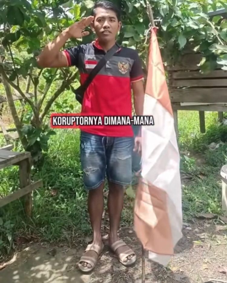 Video yang diunggah akun TikTok @masbams64  menampilkan seorang pria menyanyikan versi sindiran lagu nasional.