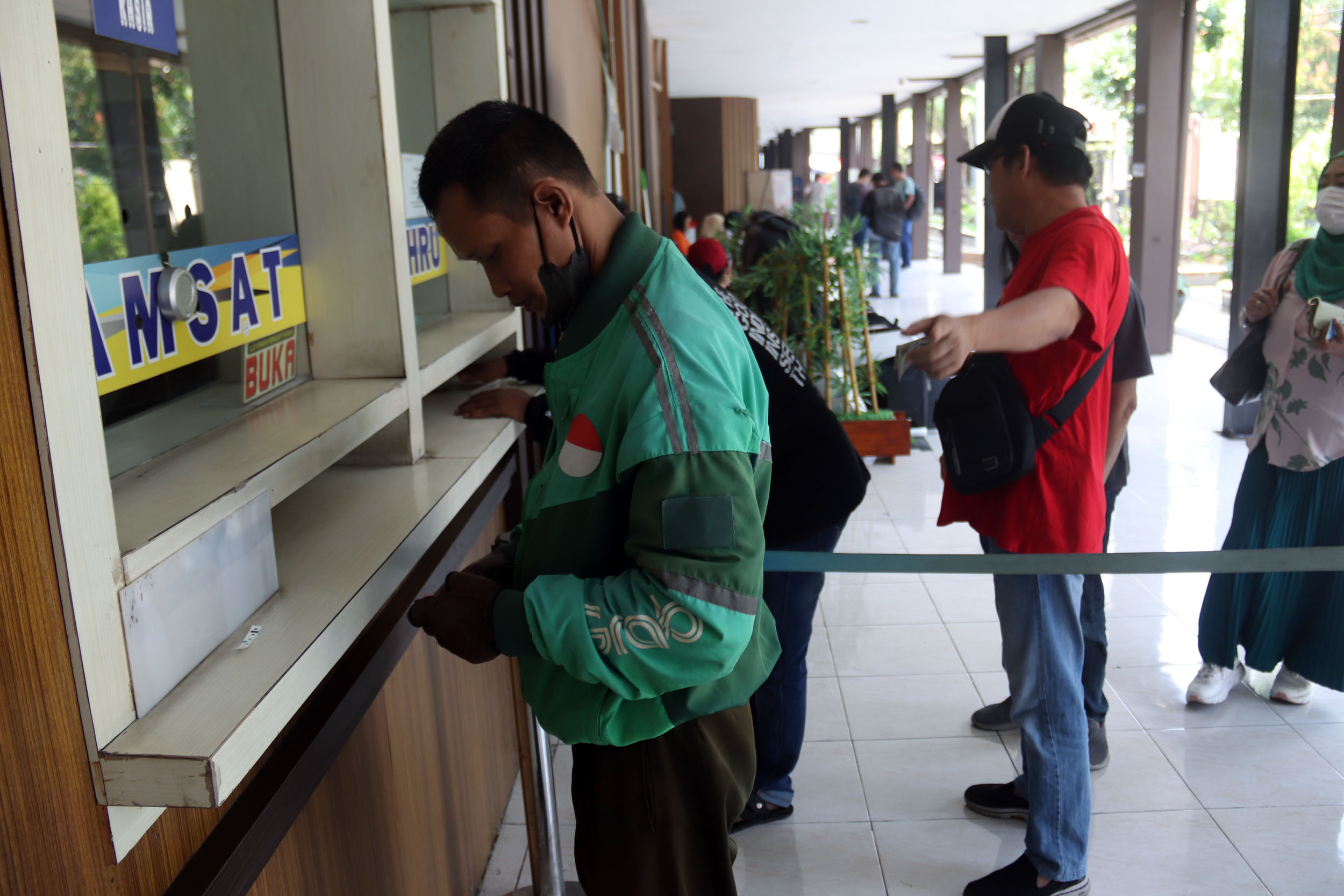 Tukang ojek manfaatkan kebijakan pemutihan pajak di  Jawa Timur. (IST)