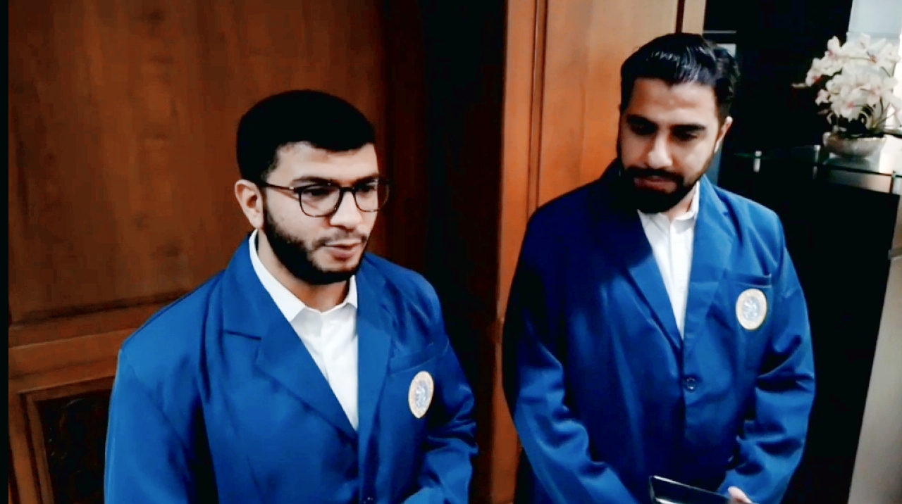 Dua mahasiswa baru FK Unair Surabaya asal Gaza Palestina. (Rahmat Sudrajat/Radar Surabaya)