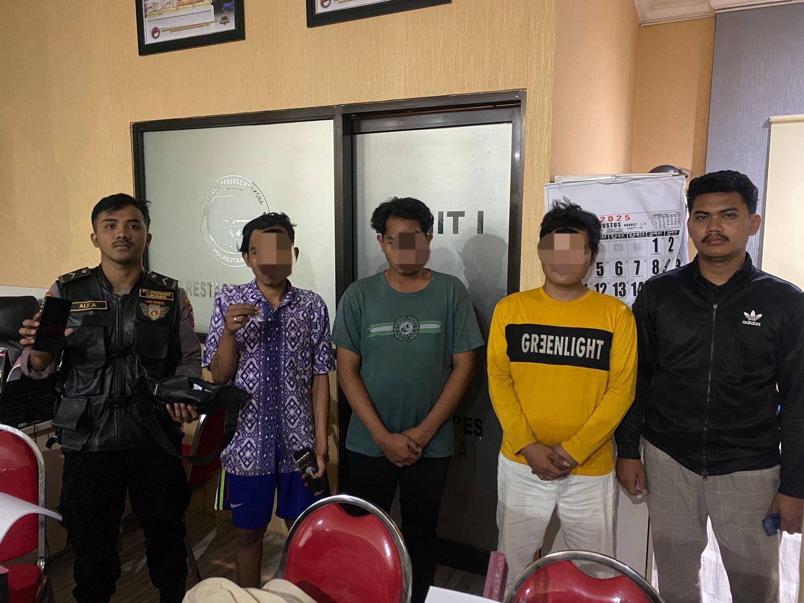 DILIMPAHKAN : Tim Jogoboyo mengamankan tiga orang berboncengan tiga dan satu orang membawa paket sabu di Jalan Tembaan, Surabaya. (IST/RADAR SURABAYA)