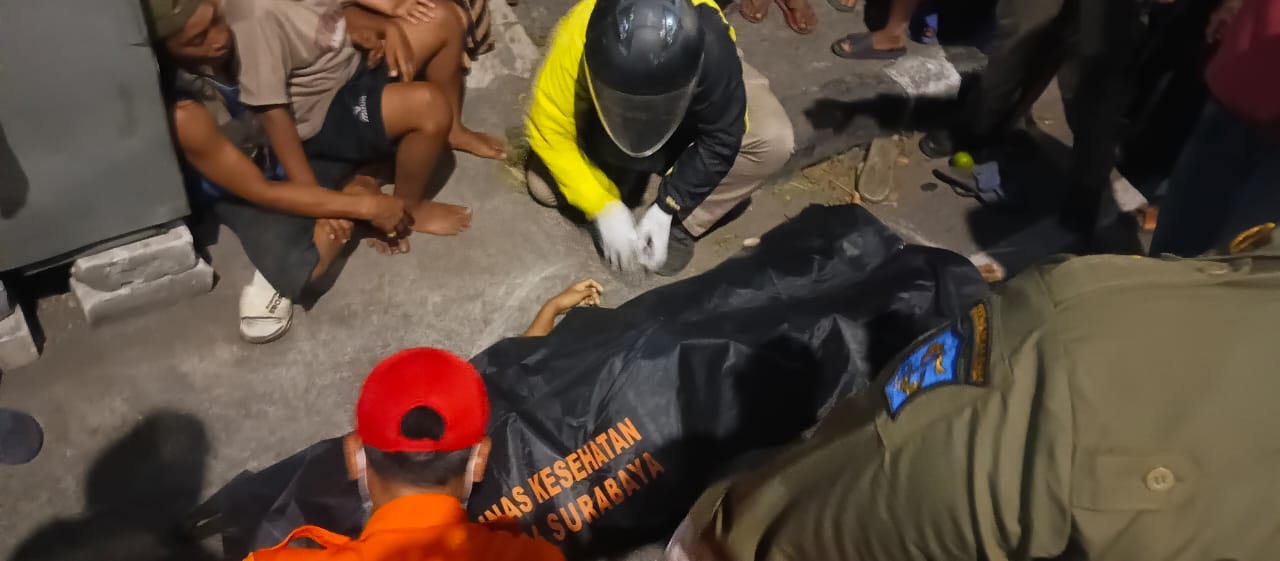 EVAKUASI : Petugas saat mengevakuasi korban meninggal usai ditabrak pengendara motor berboncengan tiga tanpa helm di Jalan Kenjeran, Surabaya. (IST/RADAR SURABAYA)