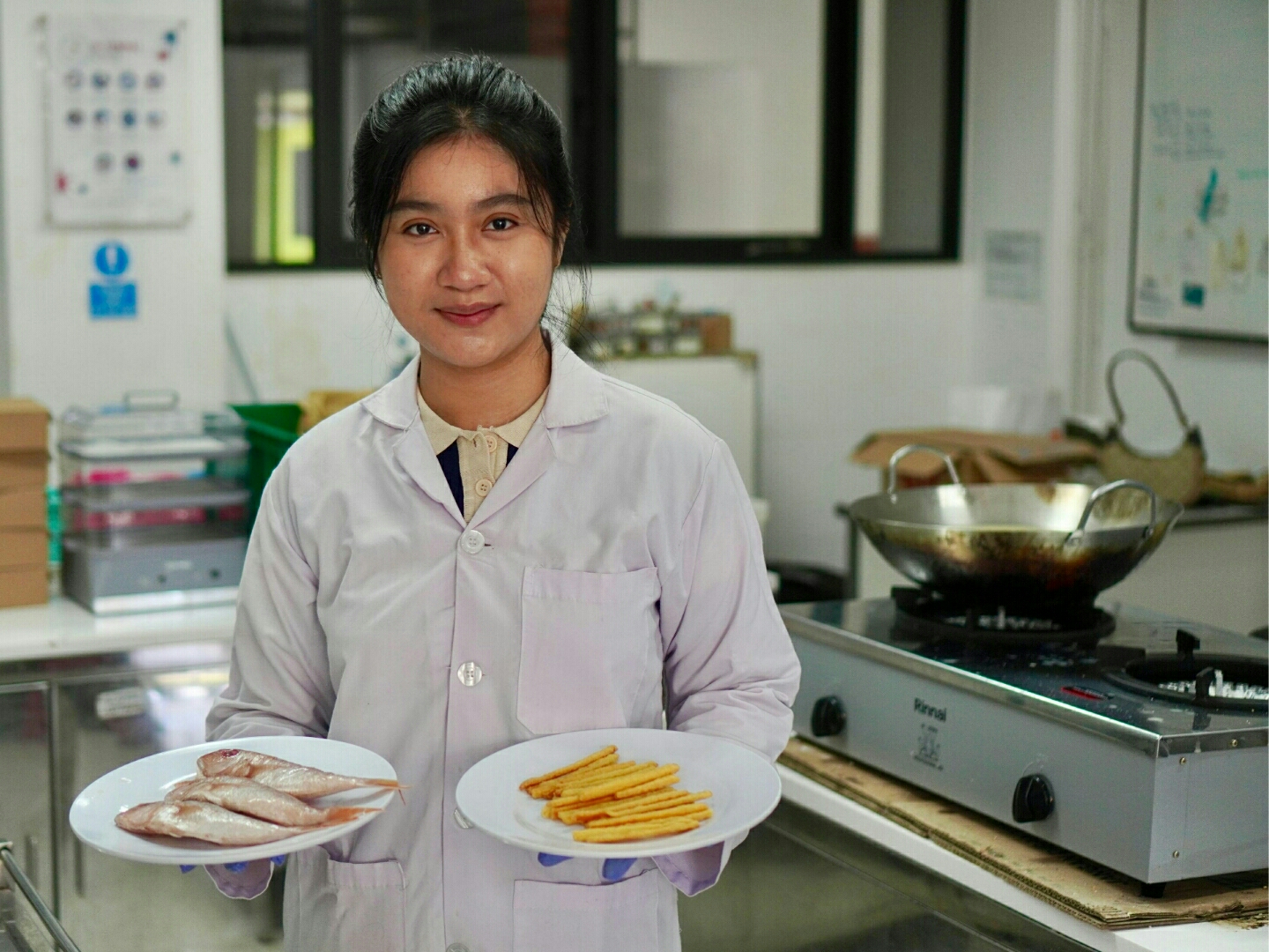 Stik keju kaya protein hasil olahan mahasiswa Universitas Surabaya. (Rahmat Sudrajat/Radar Surabaya)