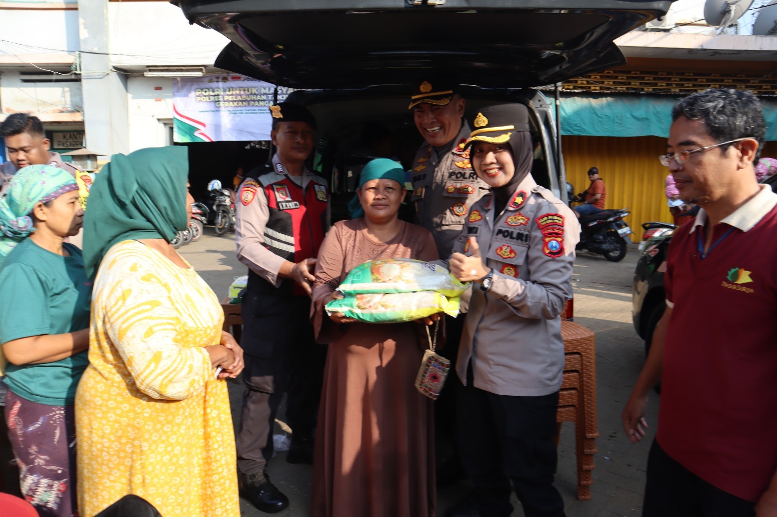 ANTUSIAS : Polres Pelabuhan Tanjung Perak jual lima ton beras murah di lima lokasi di Surabaya, Jumat (8/8). (IST/RADAR SURABAYA)