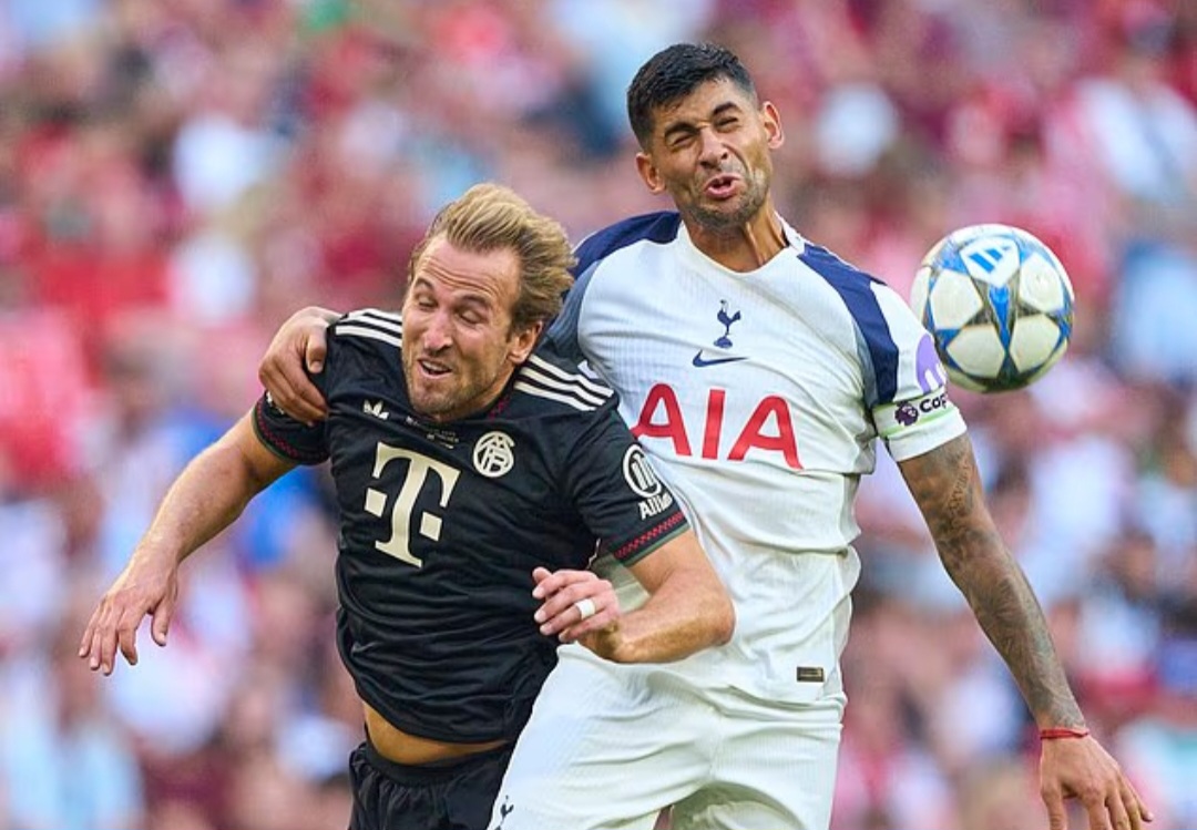 Kapten Tottenham Cristian Romero (kanan) benar-benar tampil force saat menghadapi Harry Kane.