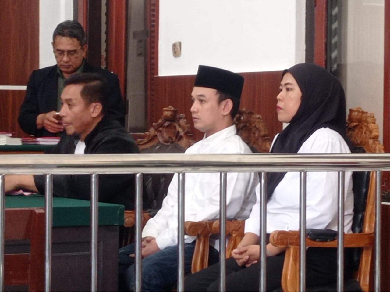 PASRAH : Dua sejoli ini harus berada di meja hijau PN Surabaya usai tertangkap mengedarkan narkotika jenis sabu. (IST/RADAR SURABAYA)