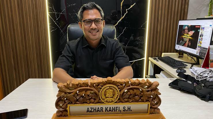 Anggota Komisi A DPRD Surabaya, Azhar Kahfi, menilai surat edaran tersebut tidak memiliki dasar hukum yang jelas dan telah melampaui kewenangan jabatan Sekda.