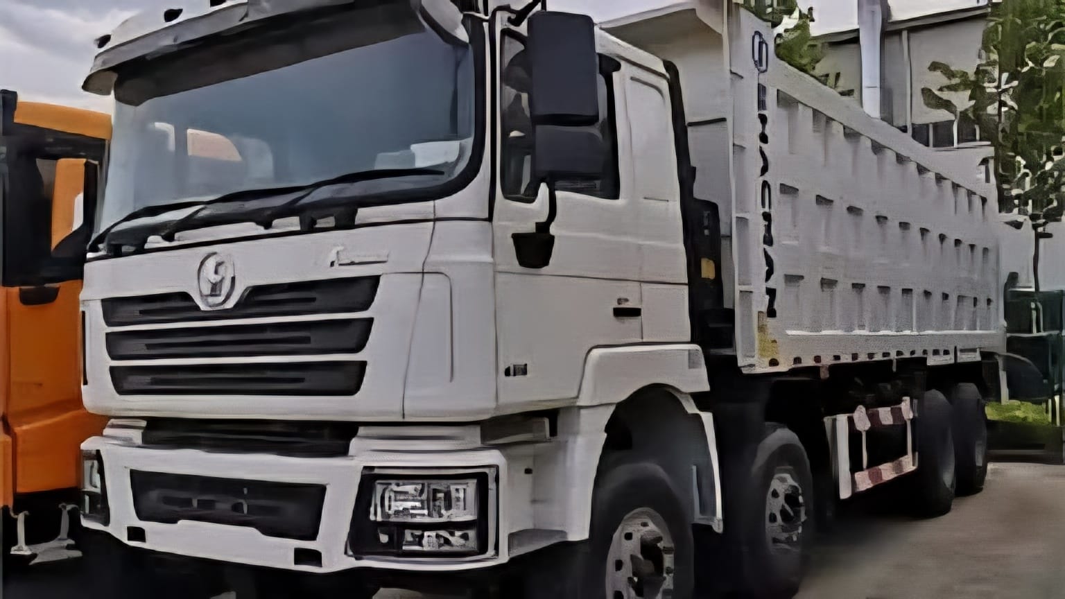 Truk impor murah asal China ancam industri karoseri lokal dan berpotensi picu PHK massal di sektor padat karya.