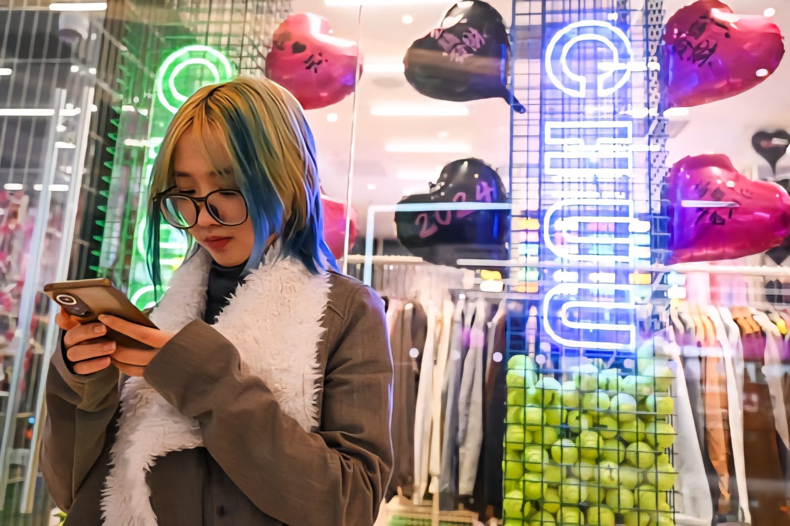 Remaja makin sering curhat ke chatbot AI sebagai alternatif terapi, tapi ahli ingatkan potensi risiko bagi kesehatan mental.